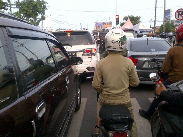 KiekyKonyoel's tweet photo. Macet gak gerak di pertigaan banyu urip dan girilaya.Akibat lampu merah yg tidak dipasang jg di girilaya.Cc @e100ss http://t.co/TCIUWsSCZy