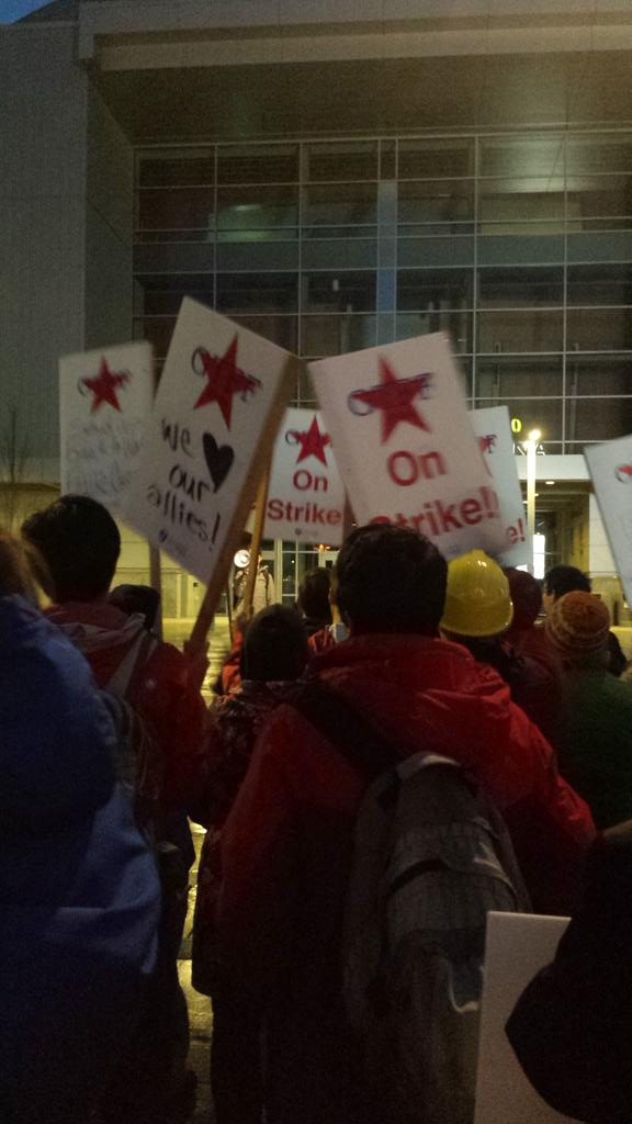 egdub's tweet photo. Rally tonight at Matthew Knight Arena #GTFF3544 #uostrikes http://t.co/rpmcjKsvAl