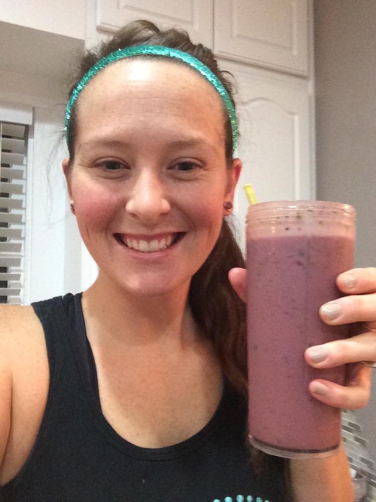 TheSweatGuru's tweet photo. Yum! "@NFSisters: Post evening run=@VegaTeam smoothie w: #freggies for #HolidaySweat @TheSweatGuru @RunToTheFinish http://t.co/cEjOLN85jt”