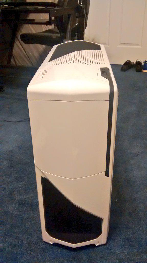 ItsMooseCraft's tweet photo. Just got my new computer case! The NZXT Phantom 630 windowed edition! @NZXTCorp @NZXGroup @cursenetwork #nzxtcase http://t.co/y8sbtry6Ff