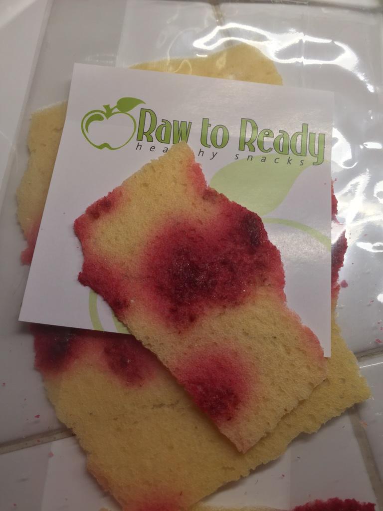A yummy healthy snack from @Rawtoready 🍍🍎 to get me through the next few hours of work.