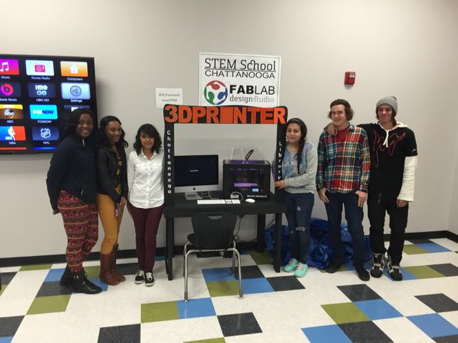 tonydonen's tweet photo. 11th graders create a self guided station for the Chatt Library so people can learn 3D printing. It's awesome! #pbl http://t.co/ApOmnd0SzE