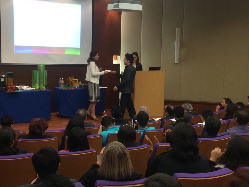 DuPontMexico's tweet photo. Gabriela Calderón, co Directora @FablabMX da reconocimientos a los jóvenes @FondoUnidoMx http://t.co/vtjwTWhU7Z