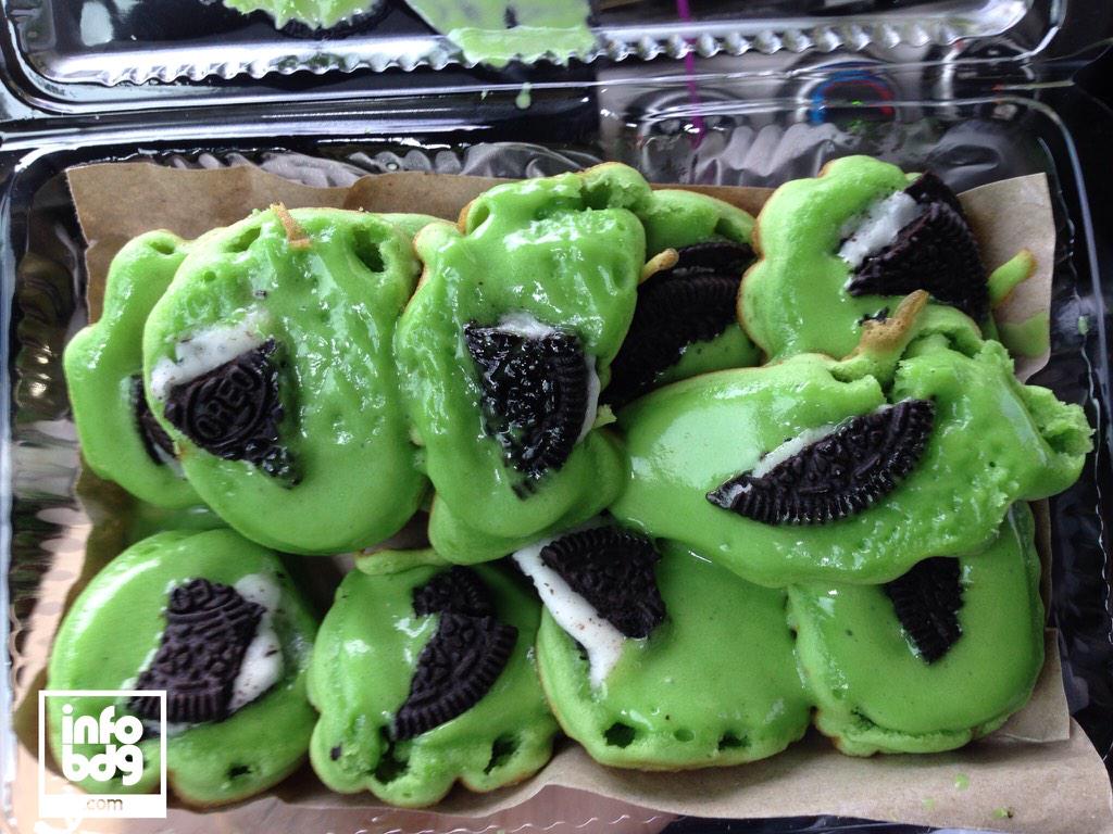 daisylylla's tweet photo. @meilanieka @hanaef @Melindamaharan  @sintapamela : Kue Cubit Green Tea Oreo Jl. Cisangkuy depan Loop Station  http://t.co/Z3szUpDrPe