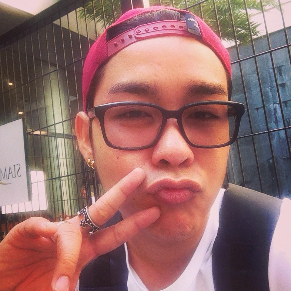 jokesocool's tweet photo. งานรอบสื่อ #ไอฟายแต้งกิ้วเลิฟยู้ มารอหน้าพาราก้อนยังเข้าห้างไม่ได้ ขอกำลังใจหน่อยข่าาาาา ❤️ http://t.co/b0DWlz76d5