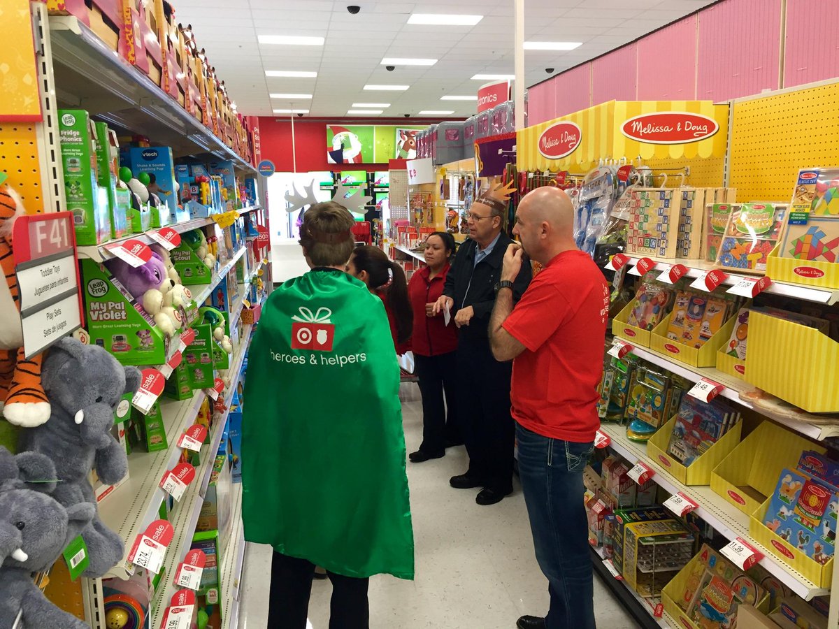 FriscoPD's tweet photo. What an awesome evening shopping with a local family for their Christmas! Thanks to @Target @airbornliz @FriscoPOA http://t.co/HItYVldHGV