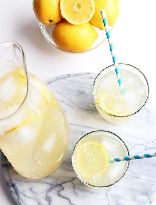 MotivaFoods's tweet photo. Agua de limón 🍋💦 http://t.co/mWREcN7j53