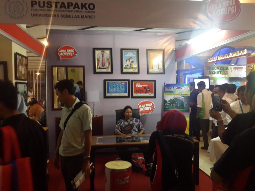 mustdownnow's tweet photo. Kunjungi Stan Pustapako di Graha Saba UGM di Festifal Anti Korupsi KPK. Tgl 9 sd 11 Des 2014 http://t.co/PH7F0Bwnl6