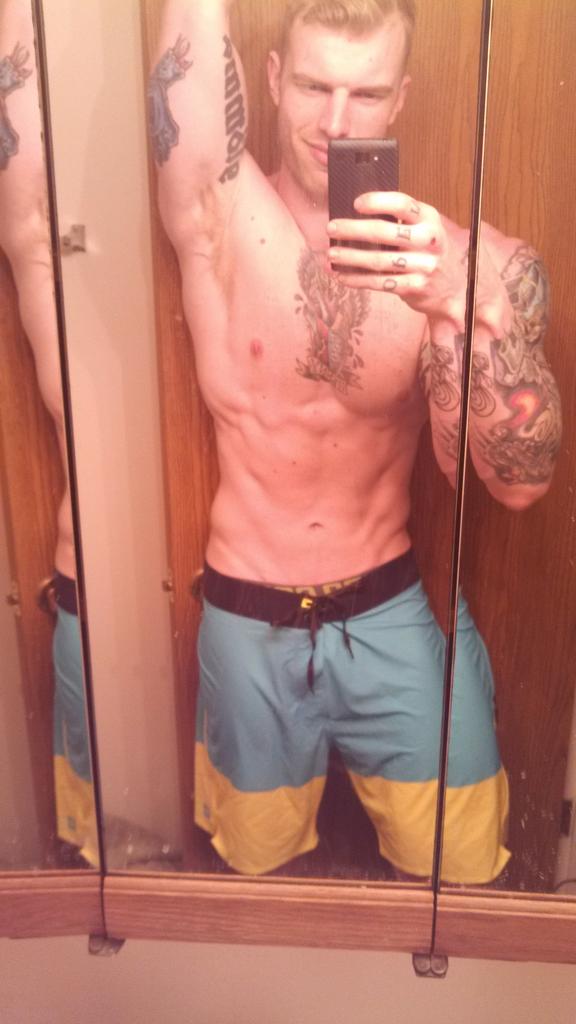 APierceJ's tweet image. Need to get back to this bulking season is good but I prefer the cut life #fitfam #NPC #TattooTuesday #titytusday