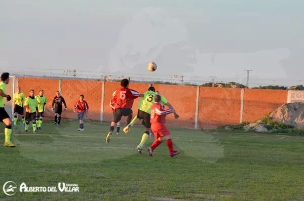 cdValdestillas's tweet photo. Partido viejas glorias 7/12/2014 (foto Alberto del Villar) http://t.co/clNVZKU0LY
