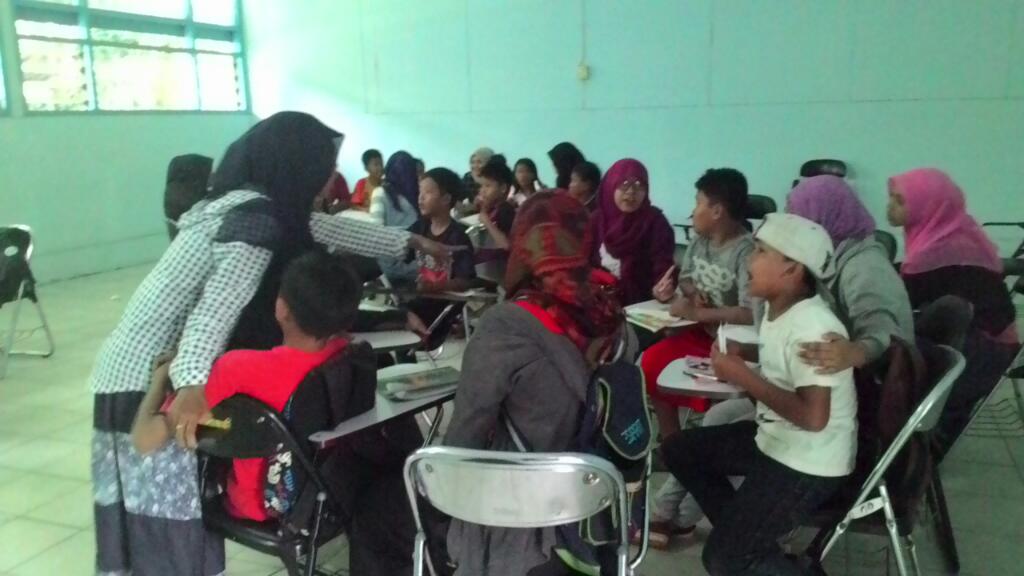 echizenLee's tweet photo. Esa fun teaching hari ini (10/12) ^^ @ESA_UNMUL http://t.co/pyKEEaBtbk