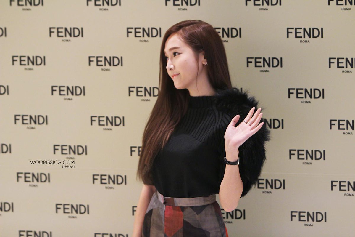 maeJS_syoo's tweet image. “@woorissicacom: 131125 FENDI Jessica 10p
woorissica.com/xe/index.php?m… http://t.co/HSWP0c4mQu” #QueenJessica