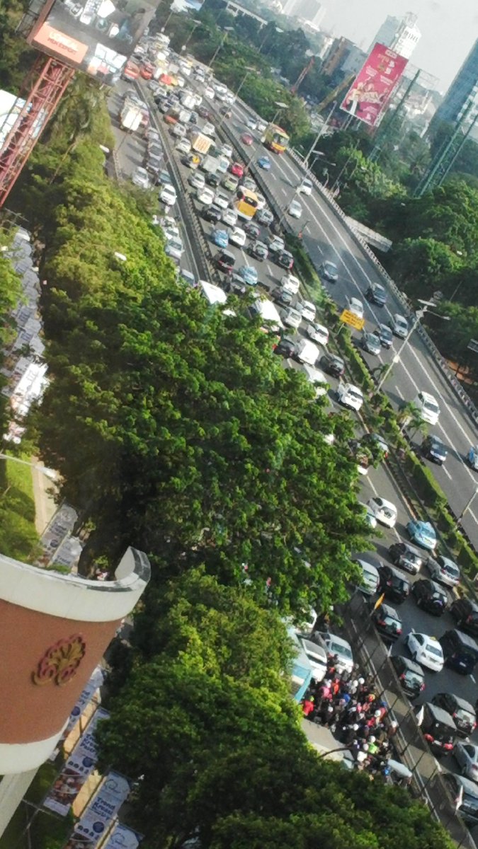 ign10451's tweet photo. Flyover dpan balai kartini(gatsu-pancoran) tersendat imbas kendaraan putar balik diatas. @lewatmana @NTMCLantasPolri http://t.co/OcjIAuGMXi