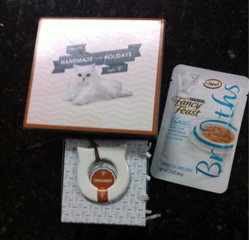 SplendidSummers's tweet photo. RT"@PrincessTatania: @FancyFeast Thank you for the surprise Broth with this year's beautiful ornament #Feastivities http://t.co/J51nAiCC8D”