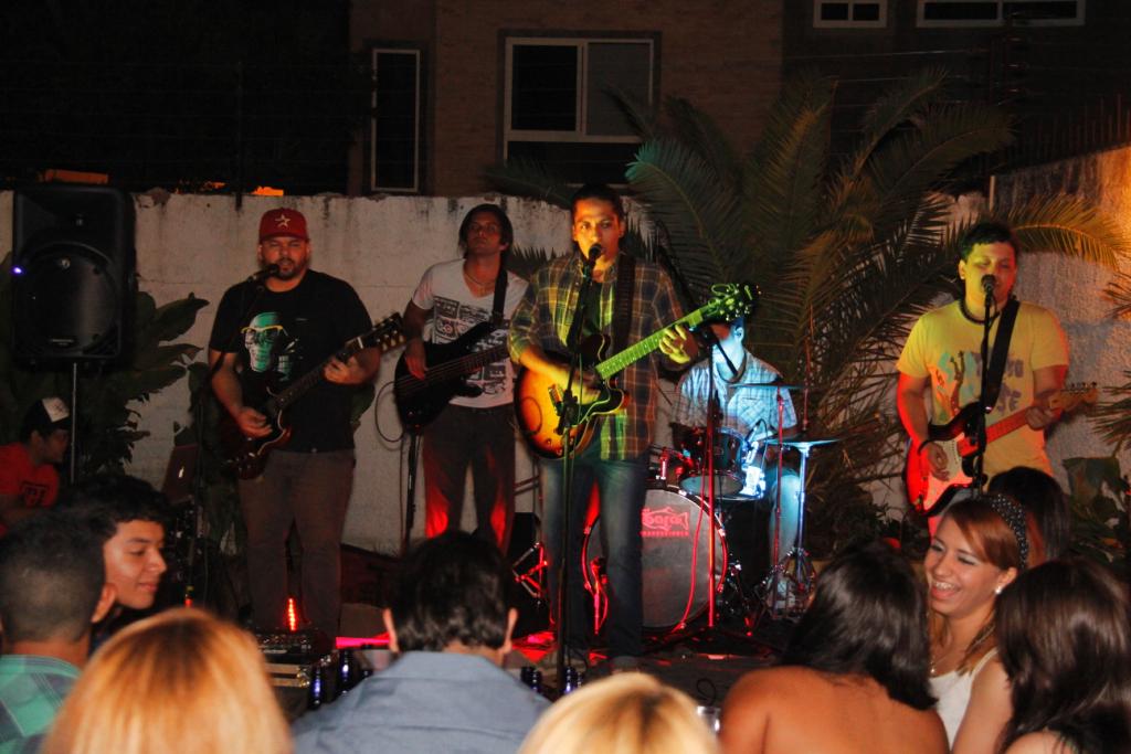 Gagolio's tweet photo. @LosRandomRLU entrevistaron a los panas de @Buenavbanda en #CiudadBolívar el pasado 05/12! @SkyChillOut @SapoaraProd http://t.co/awpFqbYMDA