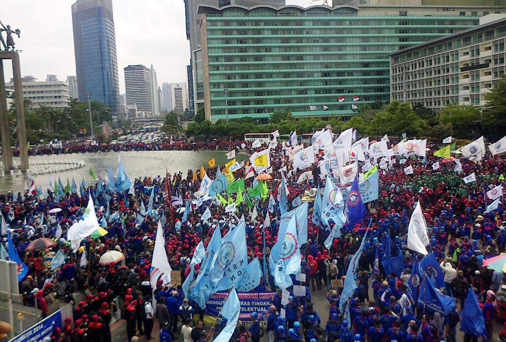 Metro_TV's tweet photo. Awas! Buruh 'Duduki' Bundaran HI http://t.co/NukIxiuMLV http://t.co/0eyPIb2p02
