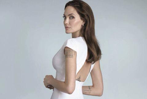 celebymas's tweet photo. La estrella de Hollywood Angelina Jolie reveló que sus hijos ya le piden hacerse tatuajes http://t.co/Ym52xEXXEa
