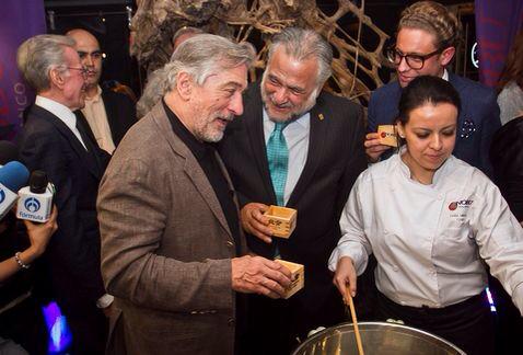 celebymas's tweet photo. Inaugura Robert De Niro restaurante en México http://t.co/AmlpYgMqNt