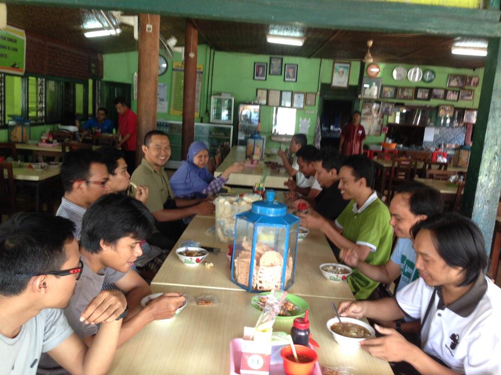 maliome's tweet photo. Yang senyumnya paling menawan adalah gus @khuraiyya. Top publisher nya @IndoCPA &amp; @mobiggr . \o/ http://t.co/x1HtAJ6ImS
