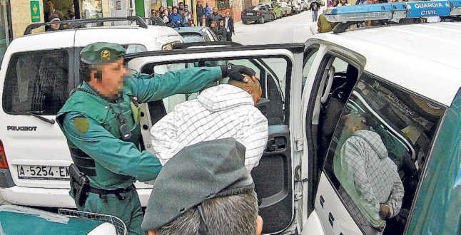 inf_vegabaja's tweet photo. La Guardia Civil blinda #Redován durante el registro de la casa de 2 supuestos traficantes http://t.co/v3v3V6bBUN (S) http://t.co/cEn7ekkfJF