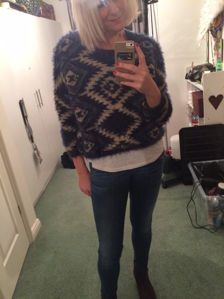 CityFashGal's tweet photo. #ootd jeans and jumper, accessorised with even bigger jumper, faux fur snood, beanie and gloves #lessonsinlayering http://t.co/zPBCsVu6TC