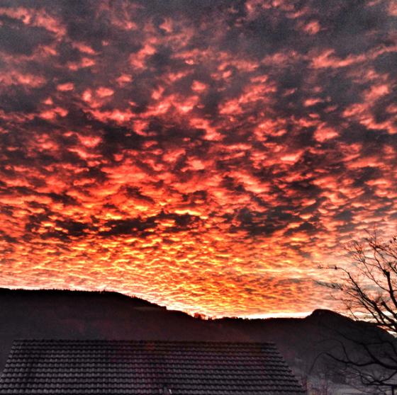 Was für ein Morgenhimmel über dem Belpberg! - Visit: eu.morecast.com/share/5487eeff…