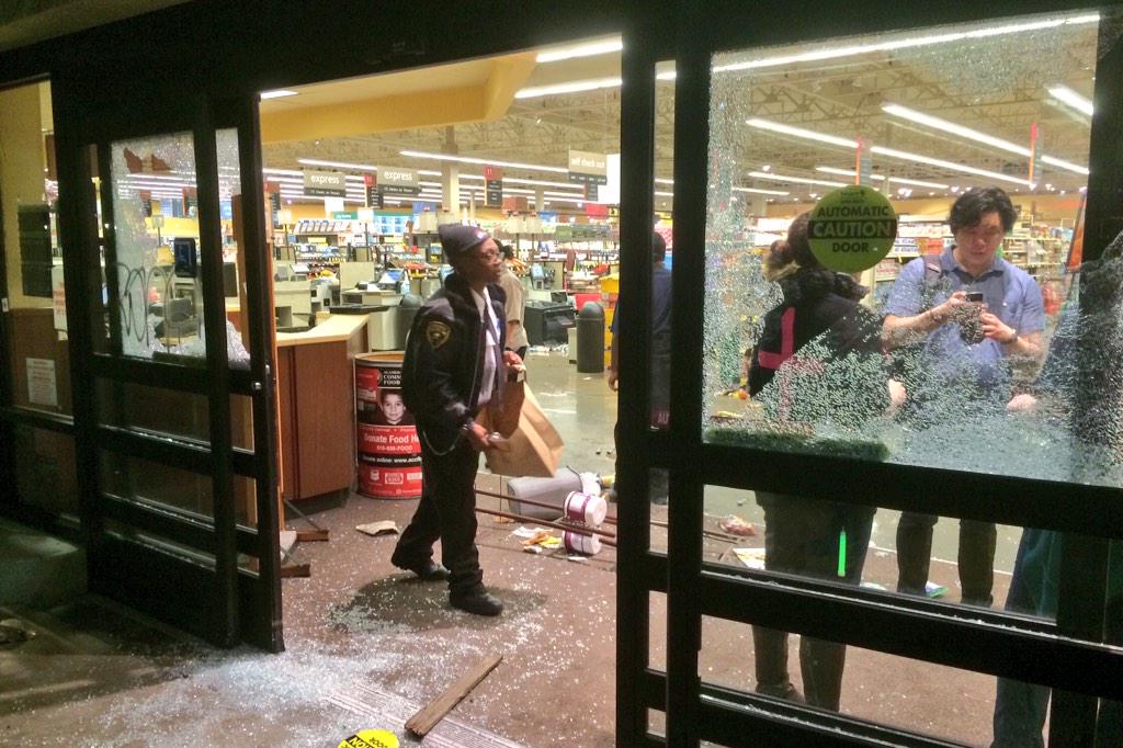 CAGisMe's tweet photo. Pak N Save Emeryville trashed and robbed as a group of protesters broke doors, took till drawer. #BerkeleyProstests http://t.co/HF9a3hAAWi