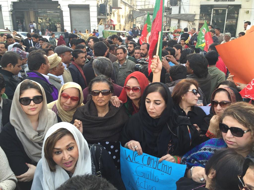 PTIPunjabPK's tweet photo. LAHORE:Mall Road was blocked by Tehreek-E-Insaf as a followup to PTI workers' killing in Faislabad
#TerroristPMLN http://t.co/AOkM3x3p5r