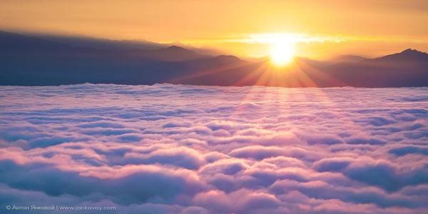 MedyaLodi's tweet photo. Himalayalar üzerinden gün doğarken.. Kathmandu, Nepal http://t.co/v8rmNuWsIW