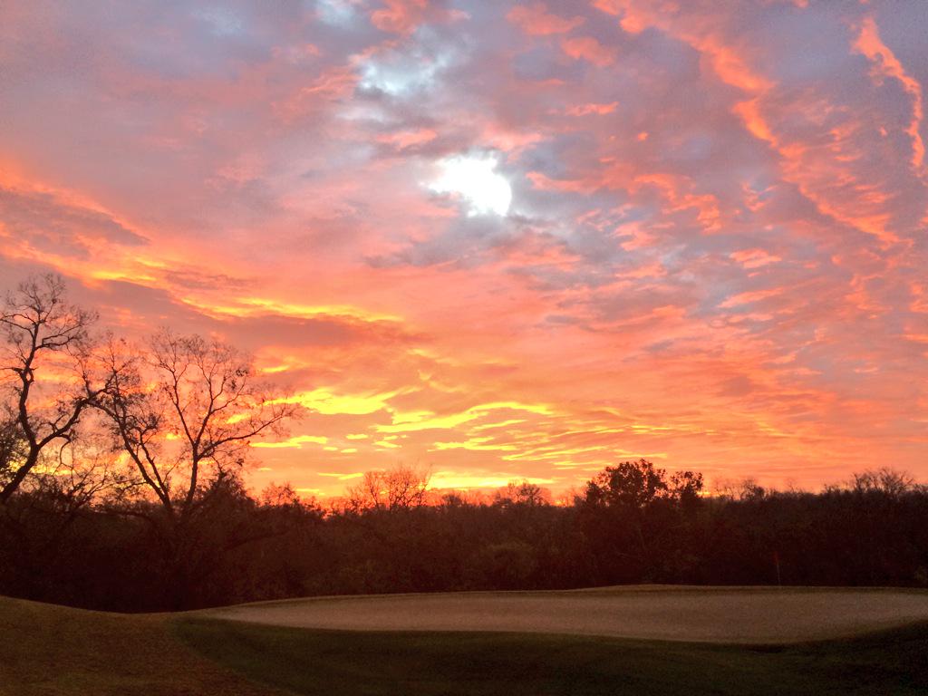 annacspitzer's tweet photo. Beautiful sunrise @hyattlostpines. #siablos http://t.co/ts6kf93GS5