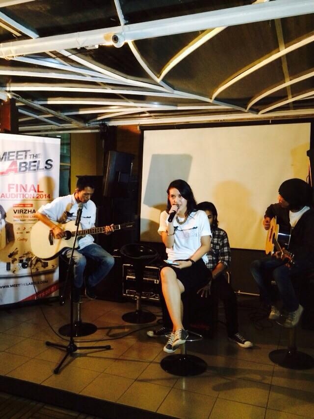 LAZoneid's tweet photo. @ToscaBengkulu nge-jam bawain lagu All About That Bass - Megan Trainor. Adeeeem beneeer! #MTL2014Final http://t.co/WhrQyxTu8A