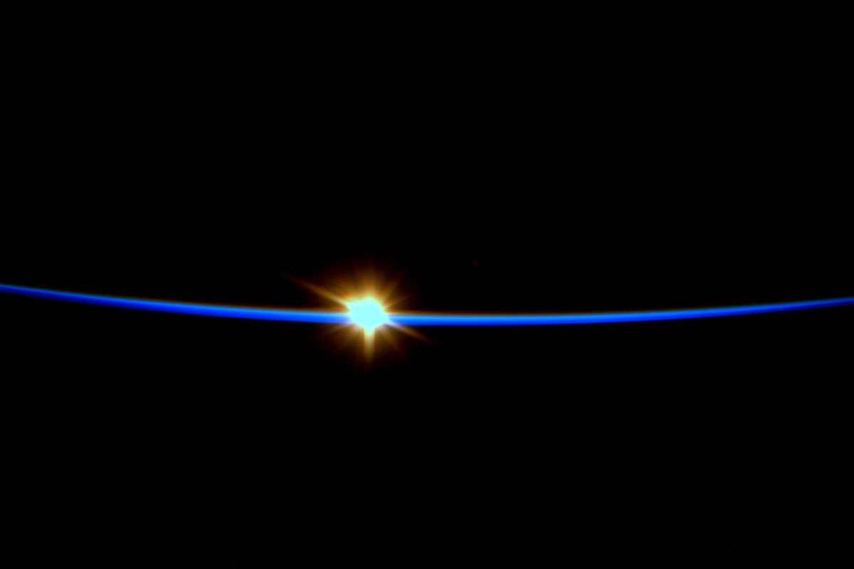 AstroSamantha's tweet image. Sunrise: I try to catch one every day. Reminds me of what a privilege it is to serve on humanity’s outpost in space!