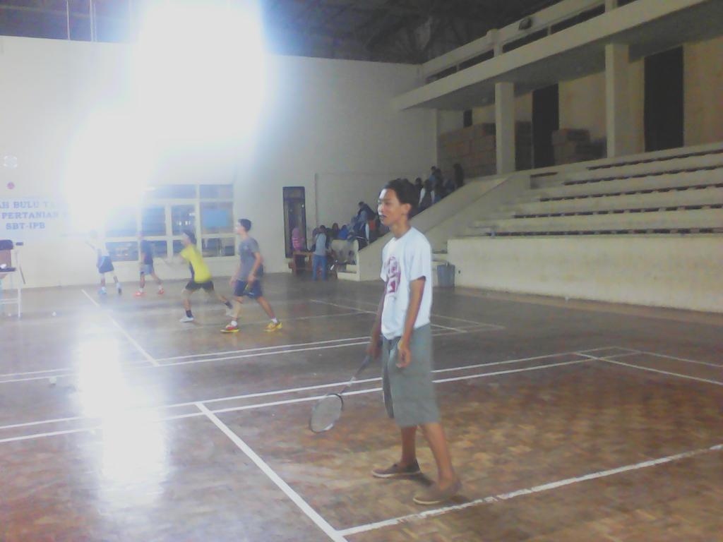 framansyah's tweet photo. Ayoook... "@SylvapinusIPB: Ayo merapat ke Gym, sedang ada pertandingan Bulu tangkis dari berbagai fakultas. http://t.co/P5jjzPw4Kj"