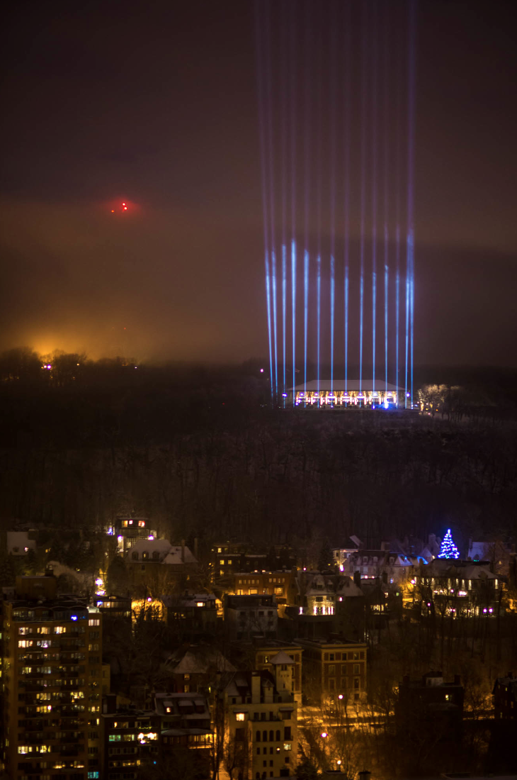 gravelmatin's tweet photo. Les photos des lumières sur le mont Royal sont fournies par @Moment_Factory. cc @F_Cardinal #Poly25ans #cptt http://t.co/lG0tTKQ1OO