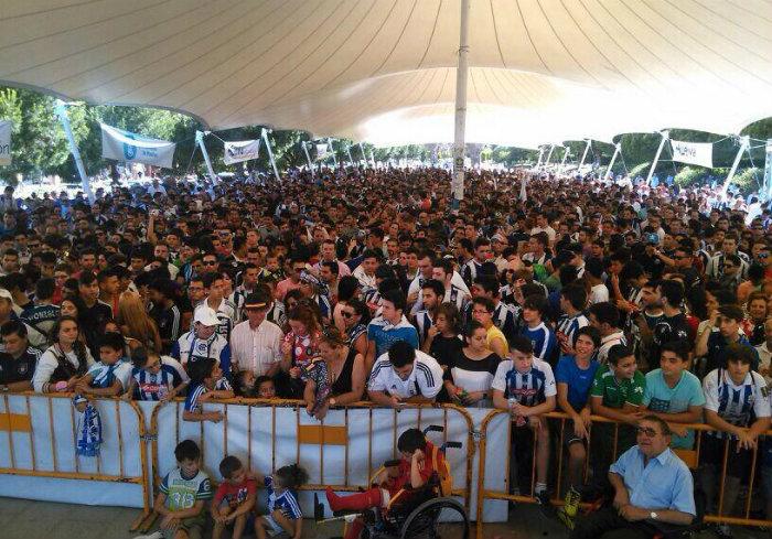 MagicoDecano's tweet photo. ¿Toda esta gente estaría dispuesta a salir a la calle a defender lo suyo? #SOSRECRE http://t.co/IjnM5N1Lmg