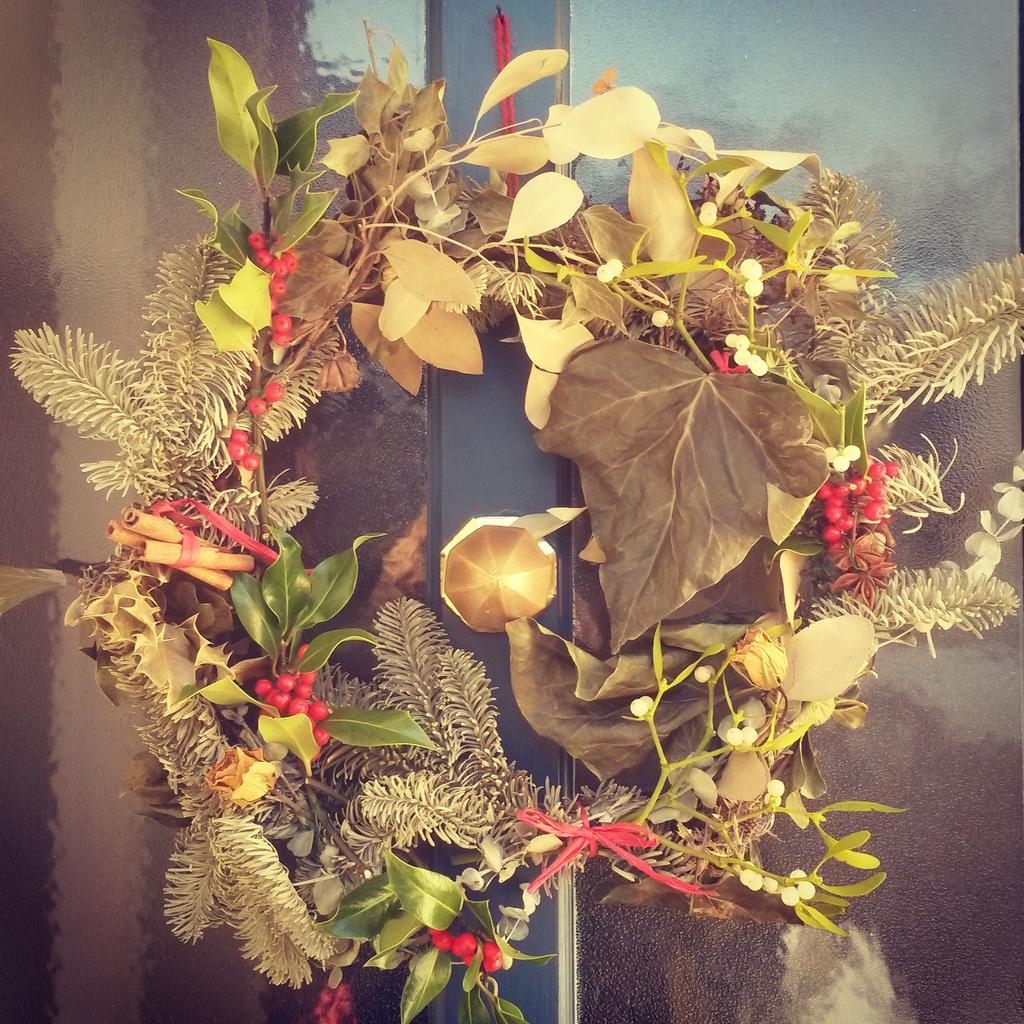 IsabelPottering's tweet image. Spent the morning reusing renewing &amp;amp; recycling our Xmas wreath from last year. Covered in holly scratches but v happy