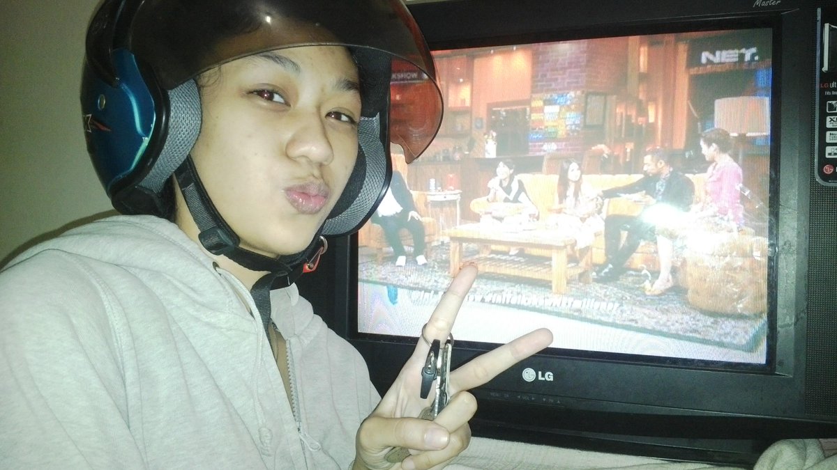 gnesyakirani's tweet image. #NETmiliuner_3 Udh mau jalan gak ikhlas kalo ini Talkshow belom kelar *nyengir* @Ini_Talkshow #iniTalkshowNETmiliuner