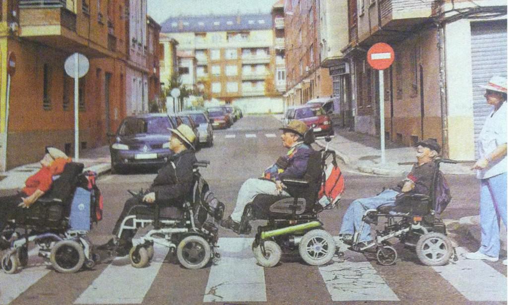 tumaku_'s tweet photo. RT @alexplays: #aspaceleon #calendario2015 prefiero esta foto a la de #TheBeatles http://t.co/BdmAUPqASd cc/@ArellanoAraceli @NietoJuanjo