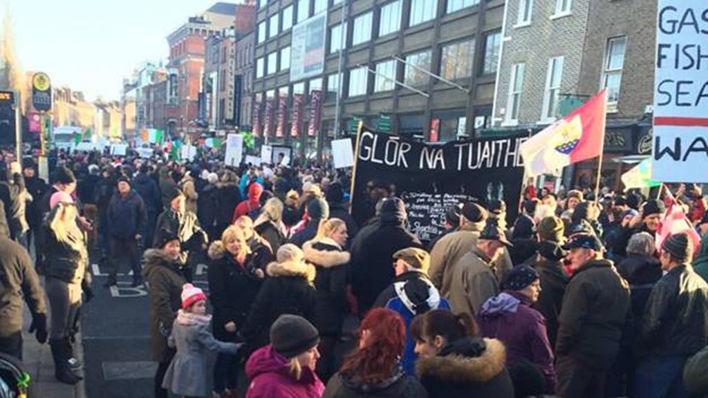 Thousands on streets as Irish water charges unrest grows - bit.ly/165Xqjg #c4news #watercharges #waterprotest