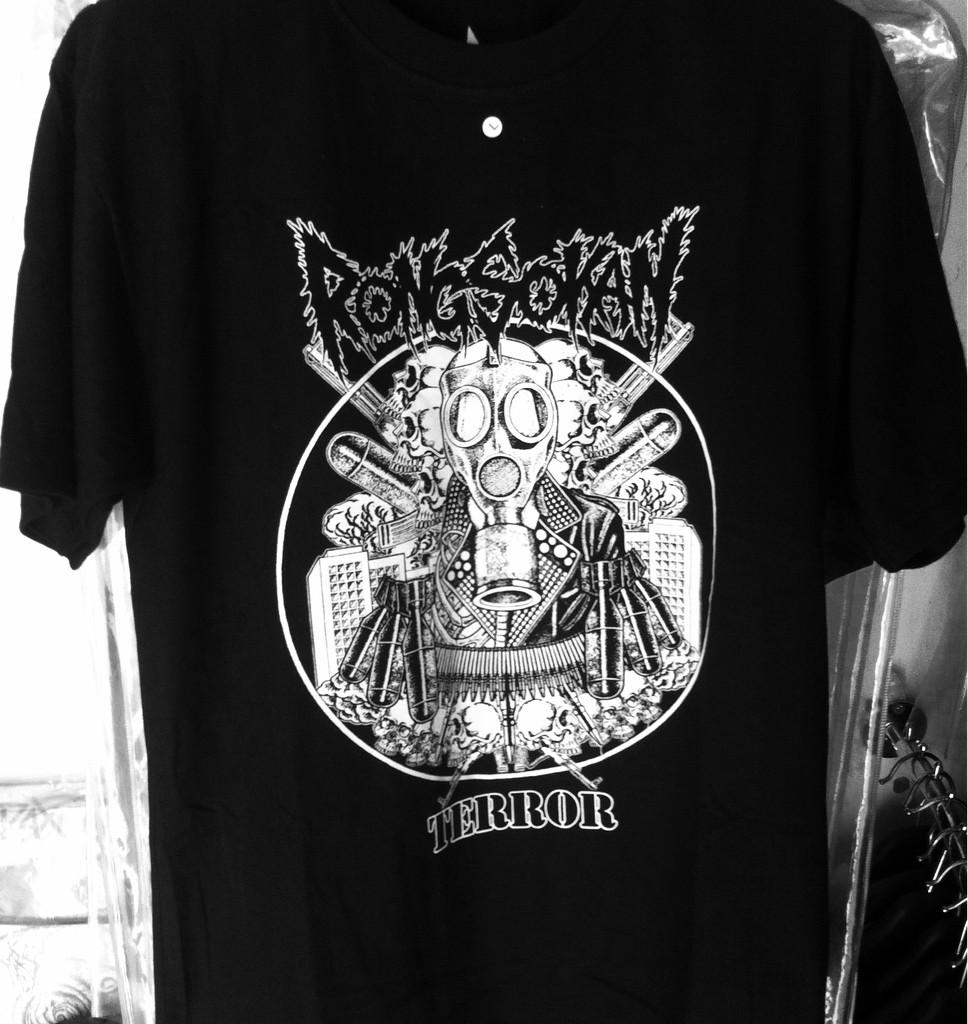 Dapatkan segera di <a href="/RAWROCKARTWEAR/">RAW</a>