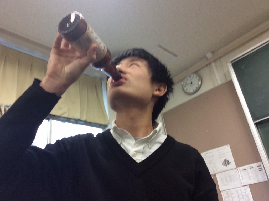 yoeibot's tweet photo. まぁ、オレレベルになると教室でも飲んじゃうよね http://t.co/FCDbBvxhQp