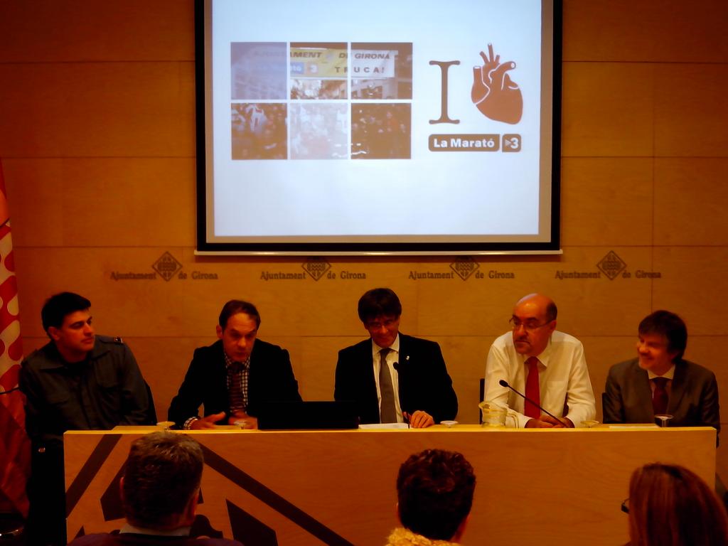 esports_gi's tweet photo. Roda de premsa 8a Maratò per a @la_marato TV3 amb @KRLS #ClubAtletisme #Girona @UdGEsports #IDIBGI @bomberscat http://t.co/n1XcMQQWn6