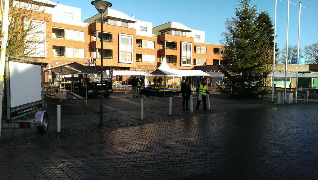 RijsICT's tweet photo. De voorbereidingen zijn volop bezig door @streekevents en @ovwapenveld voor de #Kerstmarkt in #Wapenveld! http://t.co/26M82ATRAq