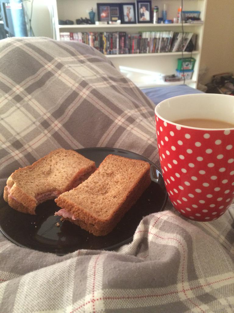 j_turner91's tweet photo. @Mike___Robinson sorting things out this morning #bacon #sandwich #beercan #tea #2sugars http://t.co/sGUDEb7hTj