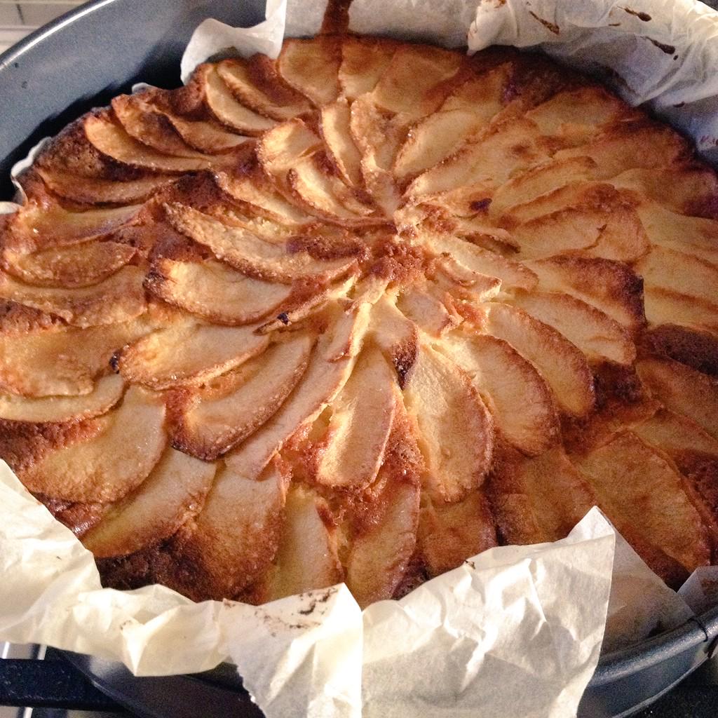 ForkeCookiaio's tweet photo. Alla conquista della suocera! #tortadimele #mele http://t.co/a3jjkxz0HX