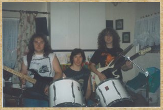 LordBeerHunter's tweet photo. @almurray #firstdrumkit Premier apk. Our first 'jam' was in mates dining room! http://t.co/HxojrkT1iH