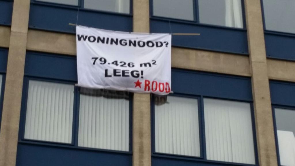 Na Amsterdam en Groningen vandaag de derde bannerdrop in Hengelo. #ROODtegenWoningnood
