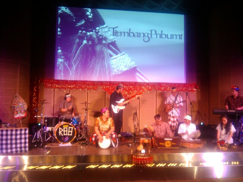 RT <a href="/catoerwulan/">Risky Catur Wulan</a>: Ethnic jazz "Tembang pribumi" at galeri Indonesia kaya. Pagelaran "Ramah itu Indonesia"