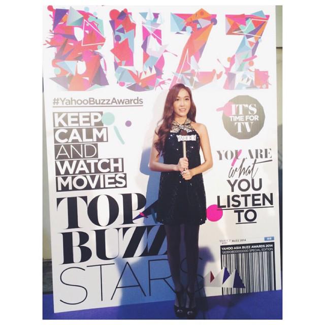 [PIC][07-12-2014]Jessica khởi hành đi Hồng Kông để tham dự "Yahoo Asia Buzz Award 2014" vào sáng nay - Page 2 B4f_EKxCUAAKRn_