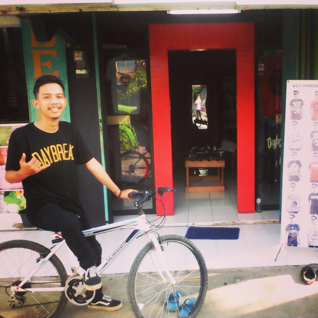 Manusia tampan ini siap melayani anda <a href="/DAYBREAK_MJG/">DBRK STORE MAJENANG</a> @ilil_terserah